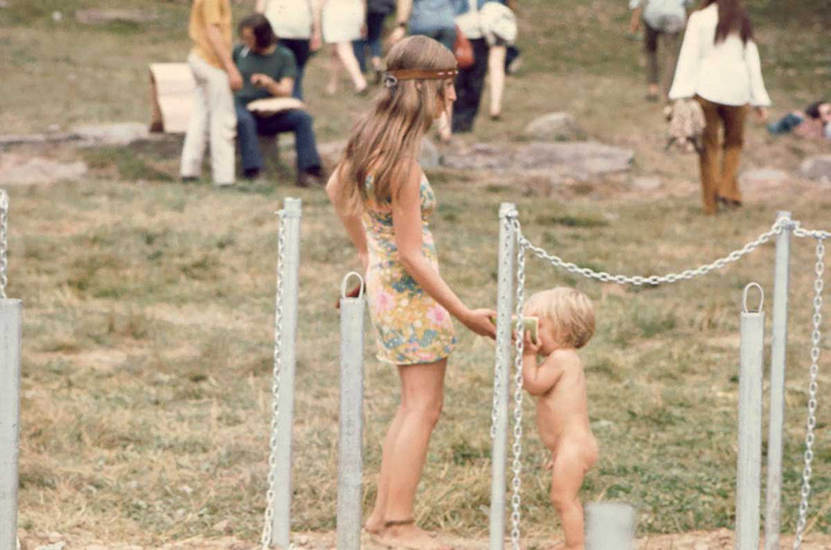Fotos impressionantes retratam a moda rebelde de Woodstock em 1969 33
