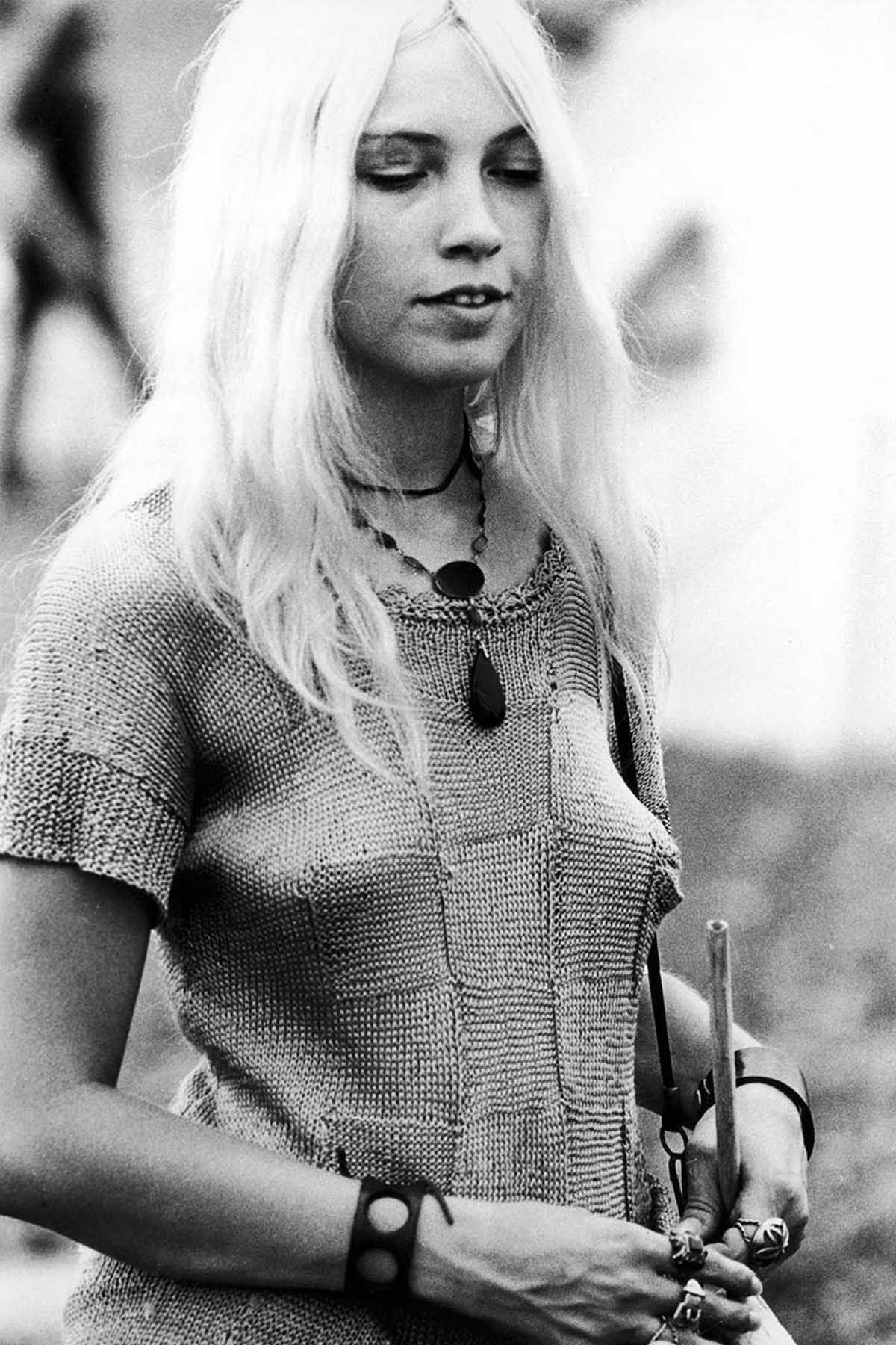 Fotos impressionantes retratam a moda rebelde de Woodstock em 1969 34