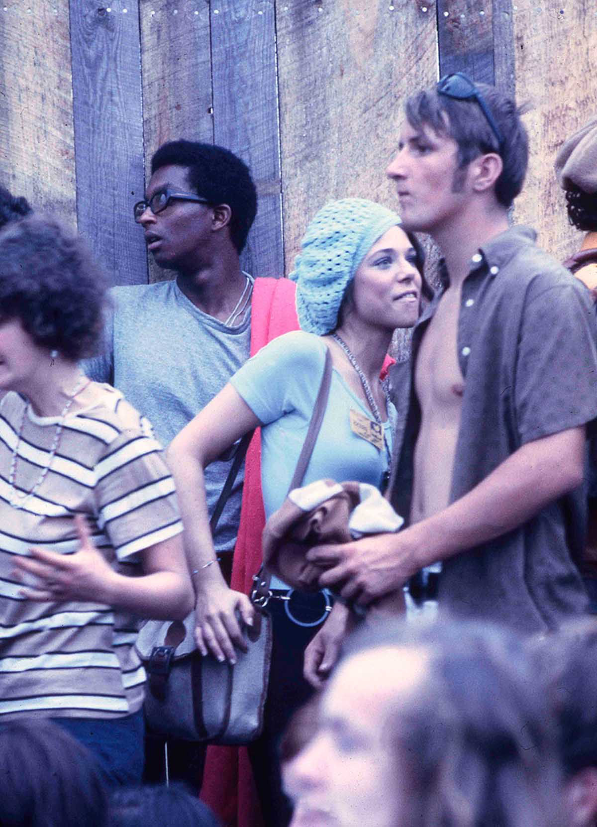 Fotos impressionantes retratam a moda rebelde de Woodstock em 1969 37