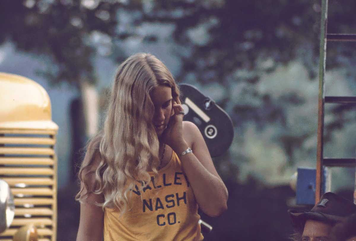 Fotos impressionantes retratam a moda rebelde de Woodstock em 1969 38