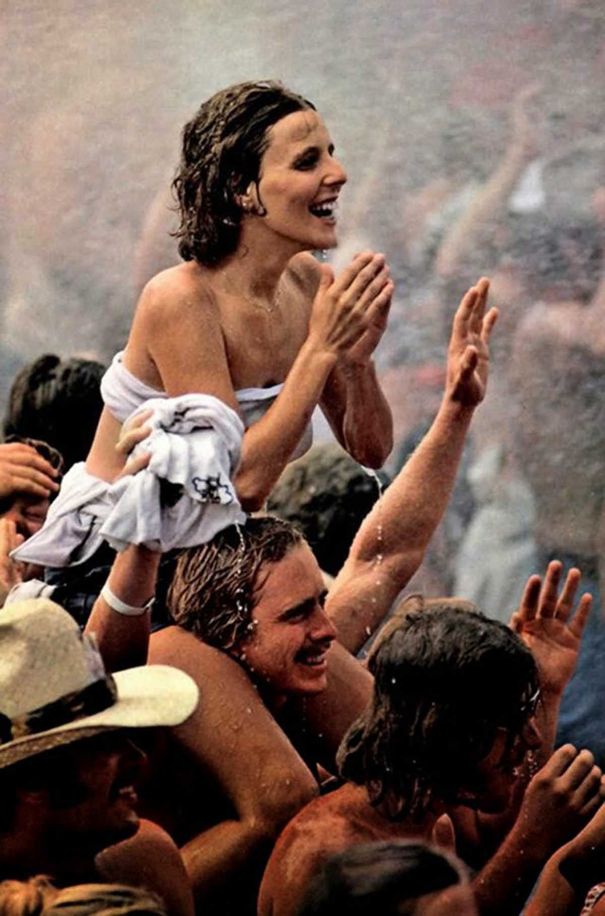 Fotos impressionantes retratam a moda rebelde de Woodstock em 1969 40