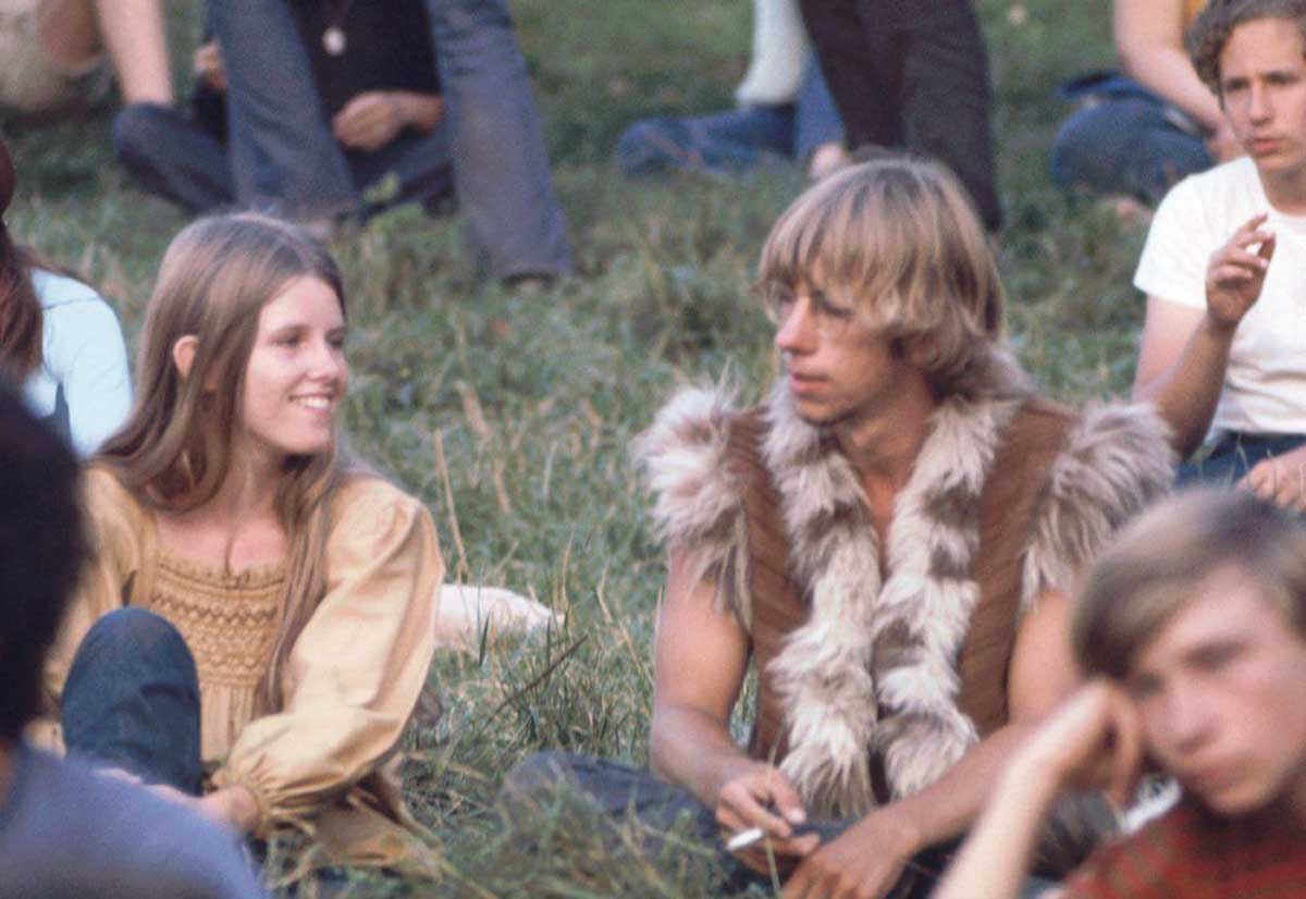 Fotos impressionantes retratam a moda rebelde de Woodstock em 1969 43