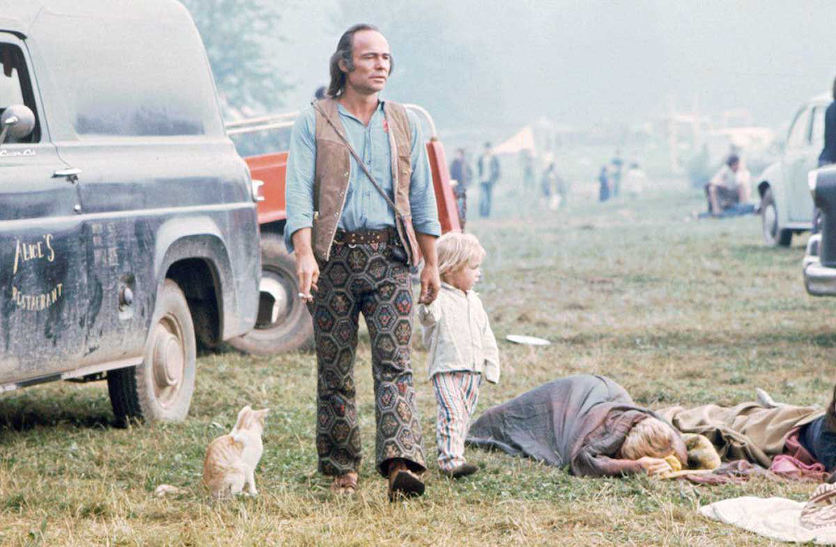 Fotos impressionantes retratam a moda rebelde de Woodstock em 1969 44