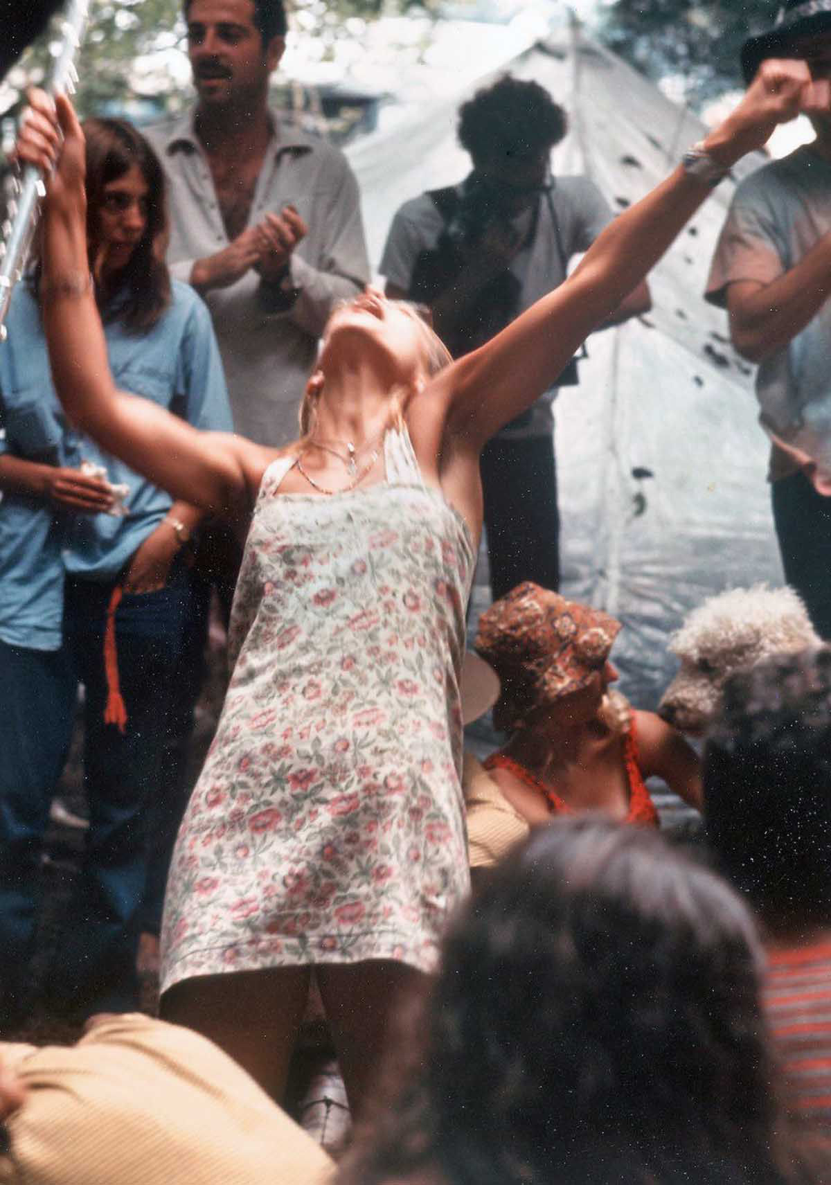 Fotos impressionantes retratam a moda rebelde de Woodstock em 1969 45