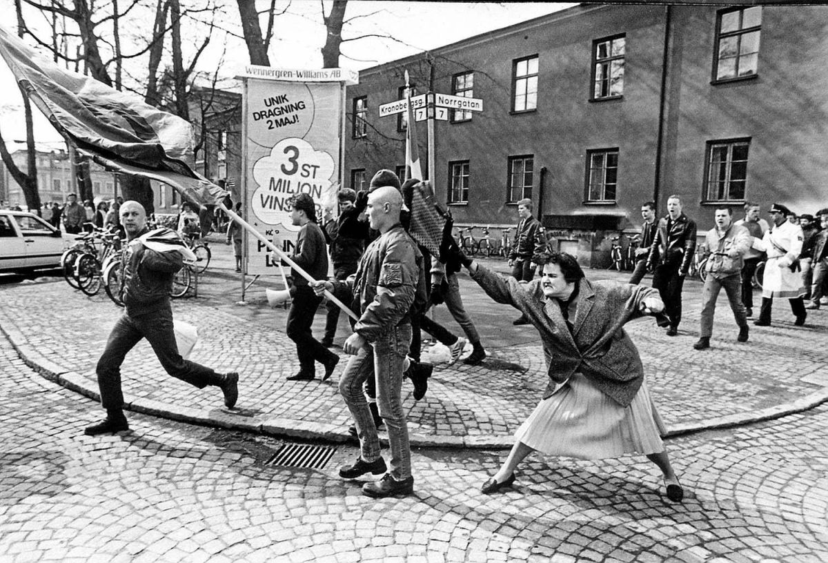 A histria da mulher dando bolsada em um neo-nazista