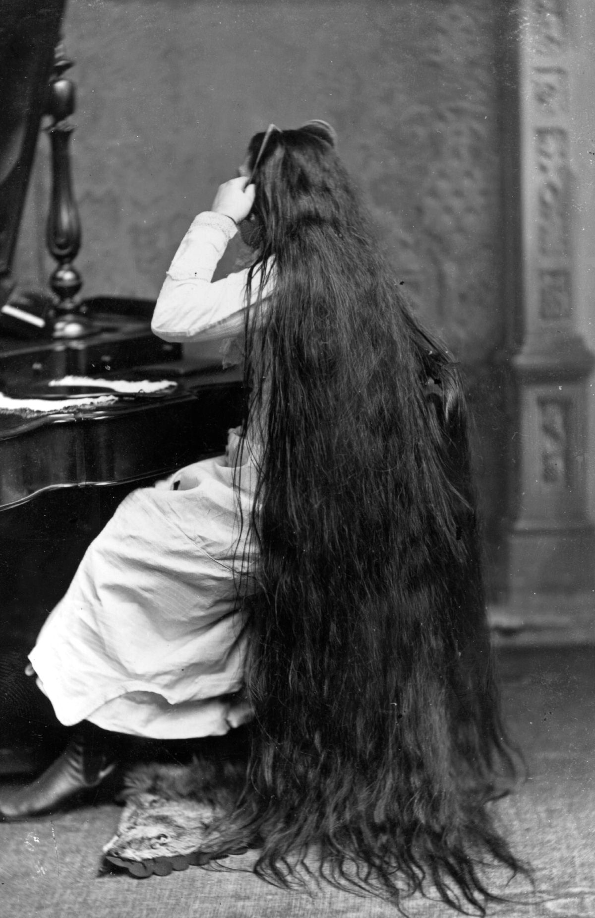 Por que as mulheres vitorianas quase nunca cortavam o cabelo? 04