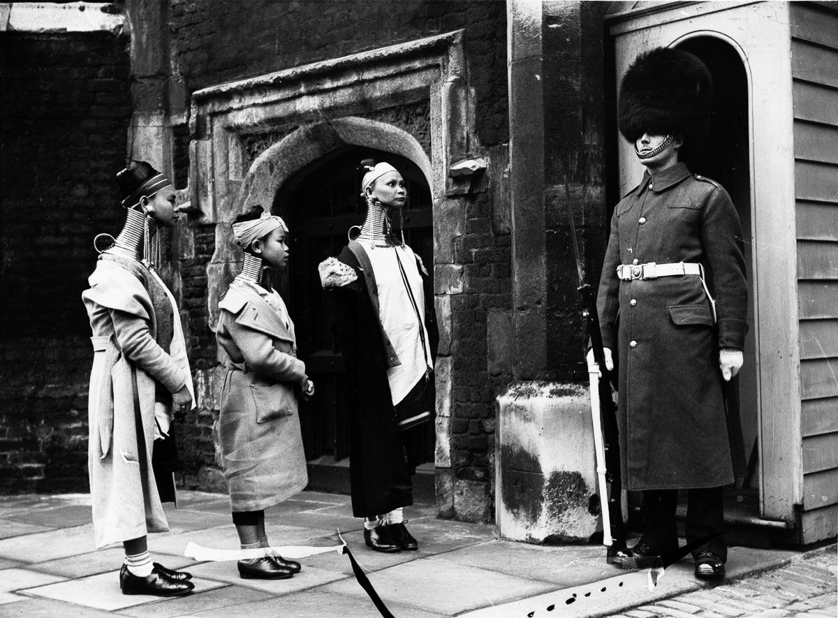 As mulheres-girafa que visitaram Londres, em 1935