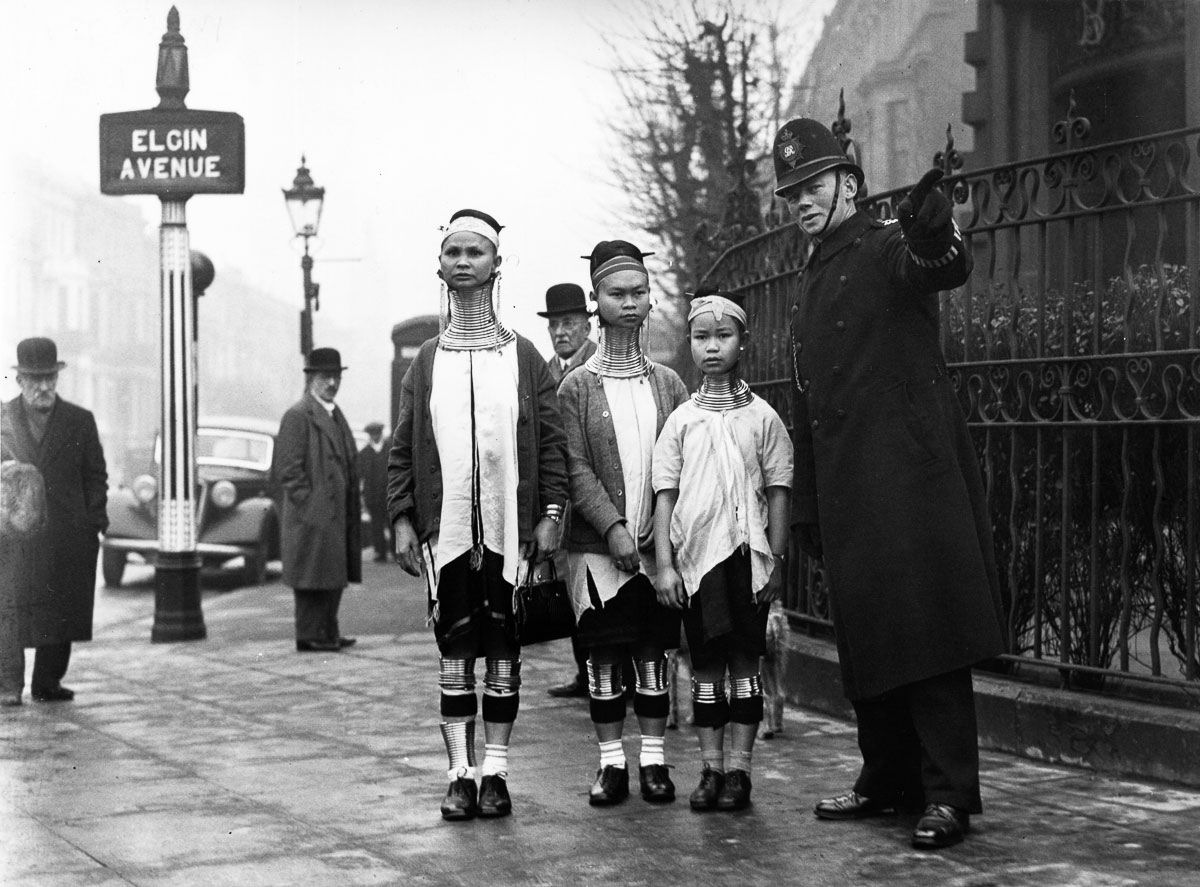 As mulheres-girafa que visitaram Londres, em 1935 01
