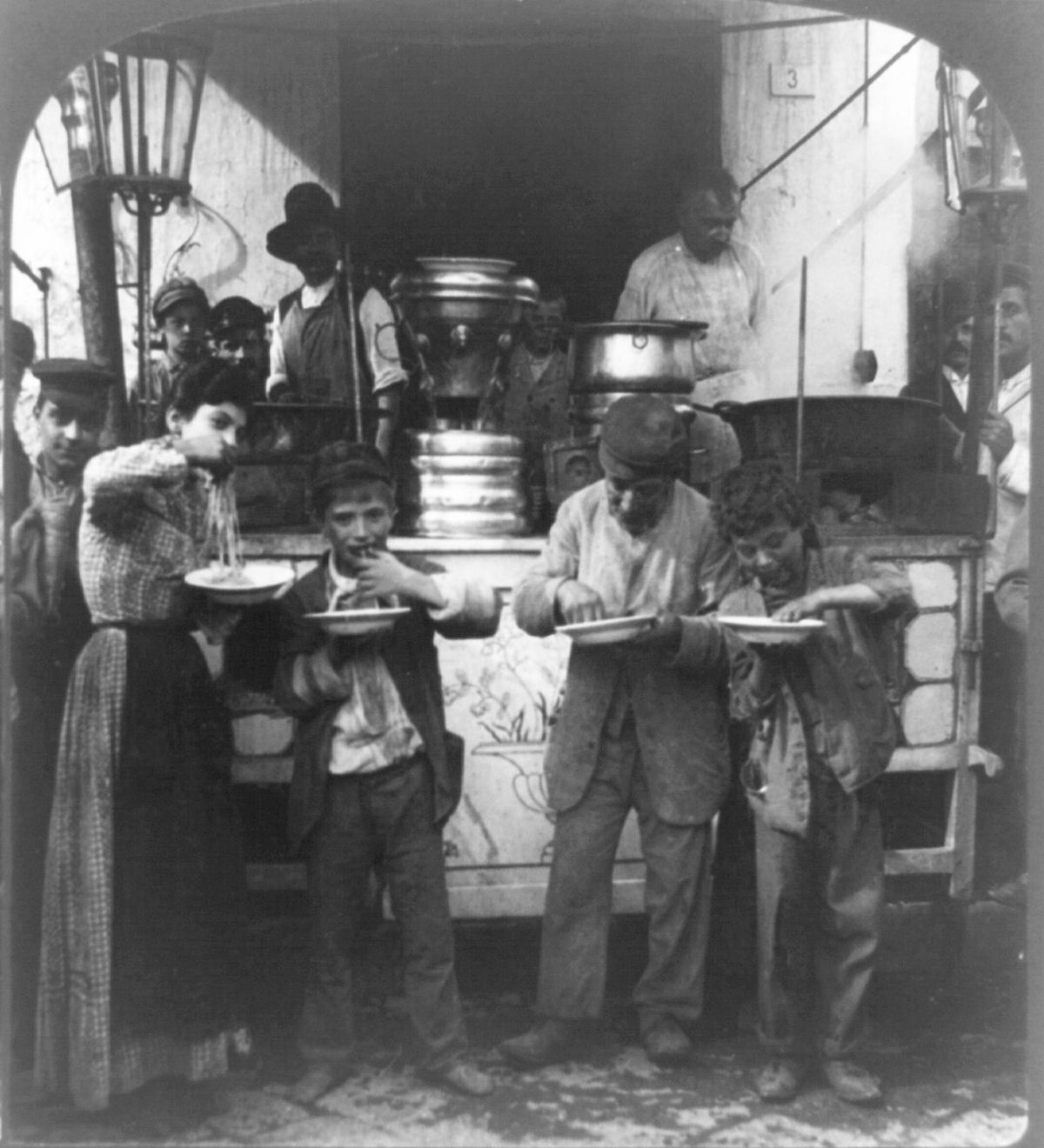 Comer macarrão com a mão já foi um espetáculo de rua napolitano