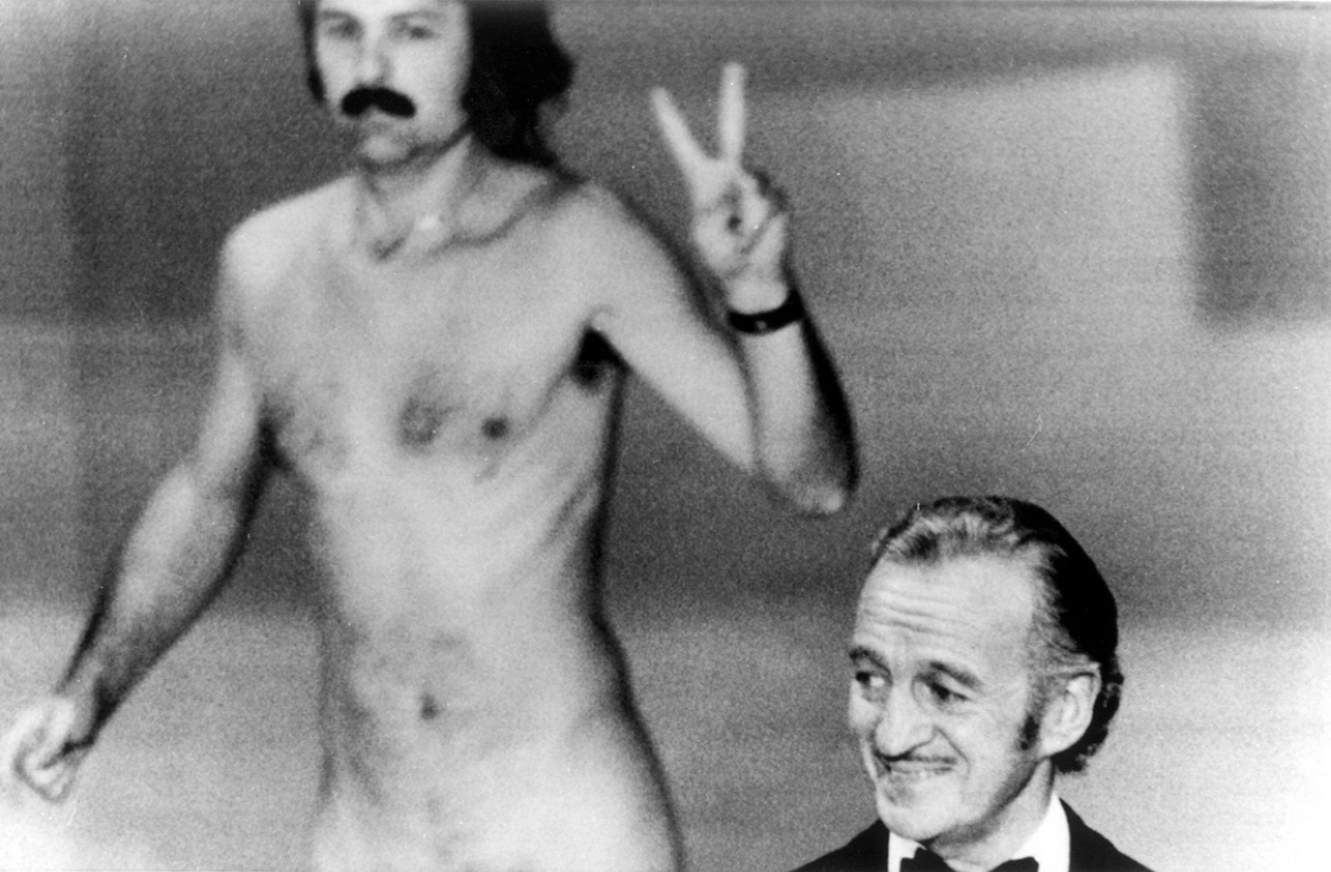 A histria do pelado que cruzou o palco do Oscar em 1974