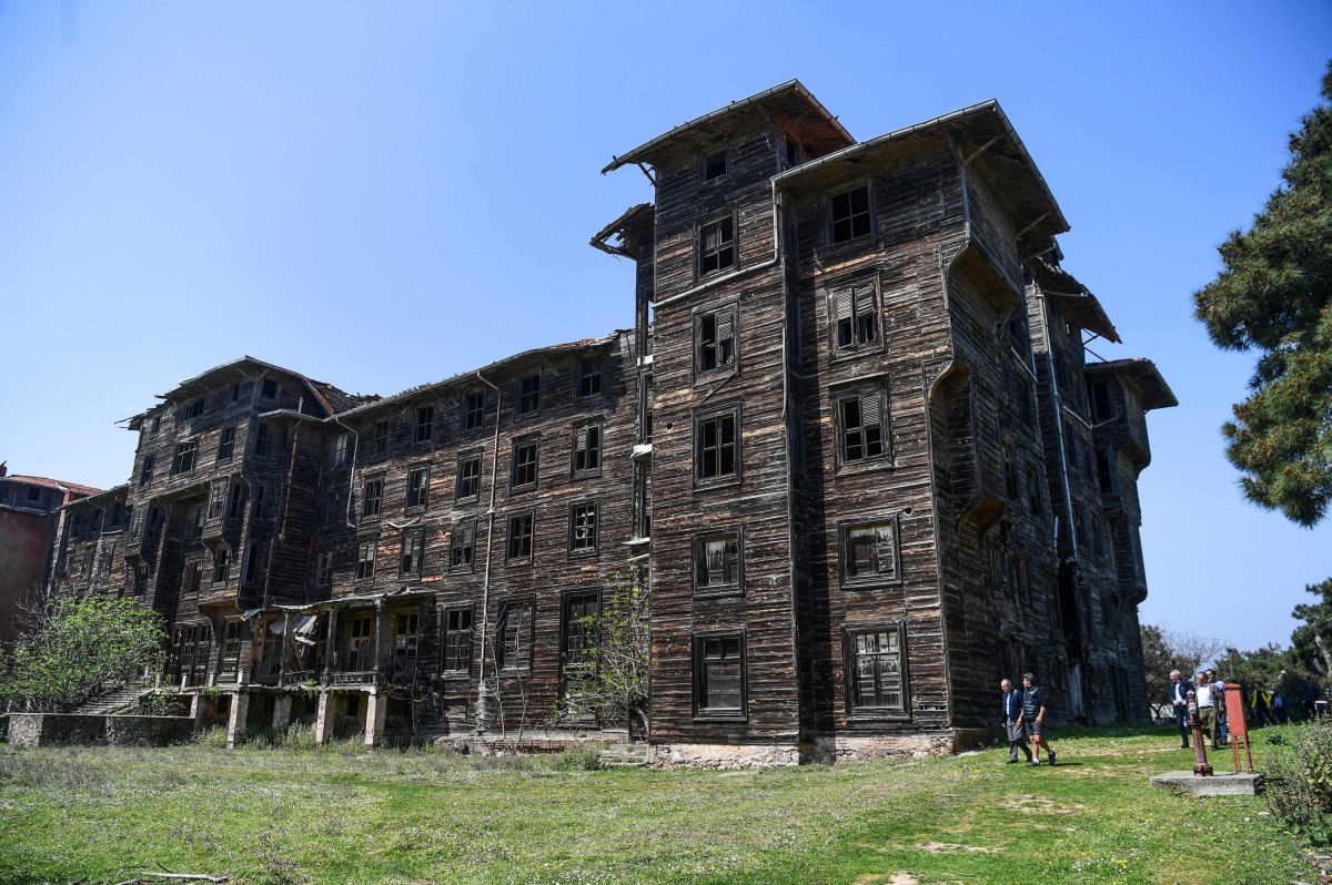 A história do Orfanato Prinkipo, o maior edifício de madeira da Europa