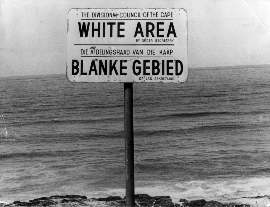 Os vexaminosos sinais e placas racistas que os sul-africanos tiveram que ver todos os dias durante 40 anos 10
