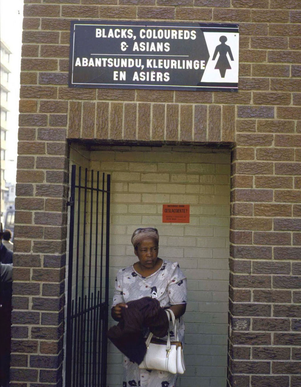 Os vexaminosos sinais e placas racistas que os sul-africanos tiveram que ver todos os dias durante 40 anos 13