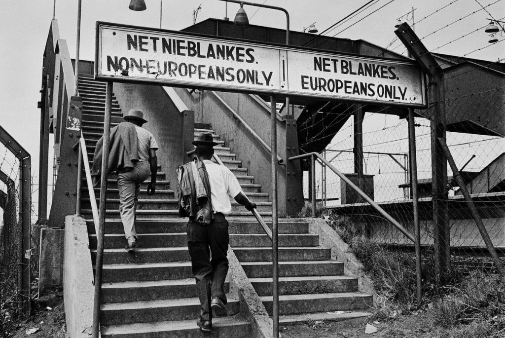 Os vexaminosos sinais e placas racistas que os sul-africanos tiveram que ver todos os dias durante 40 anos 16
