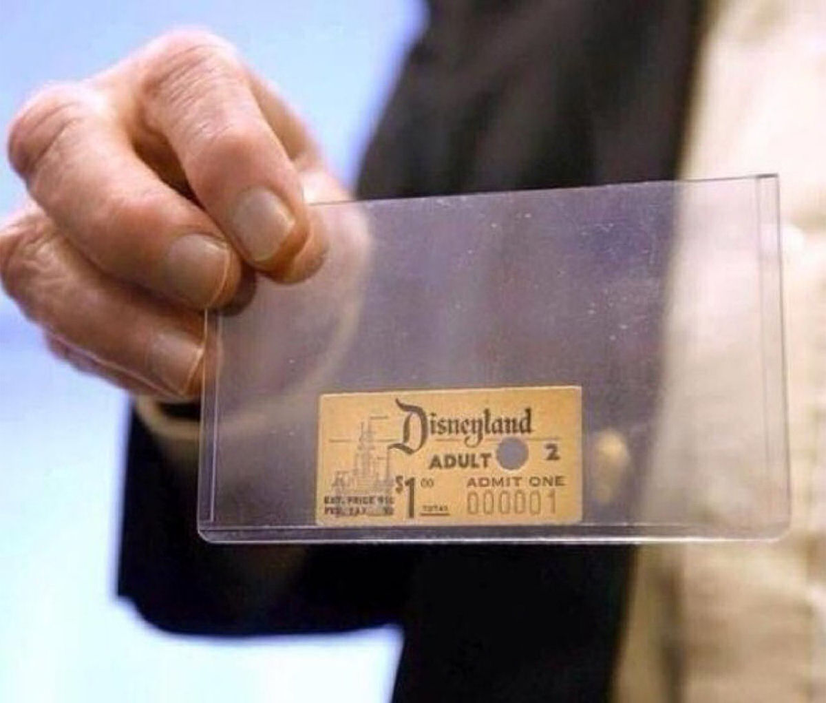 O primeiro ingresso da Disneylndia foi vendido por um dlar