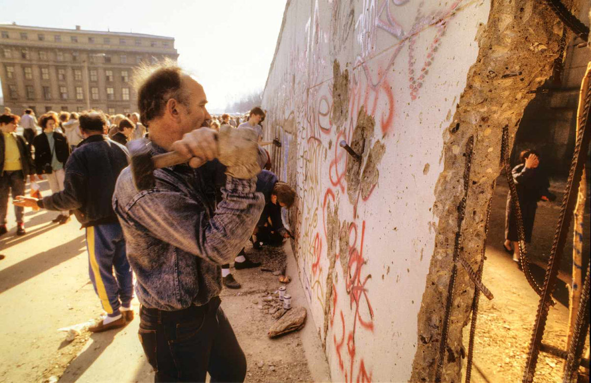 Dê um passeio aleatório ao redor do Muro de Berlim alguns meses antes de sua queda no verão de 1989