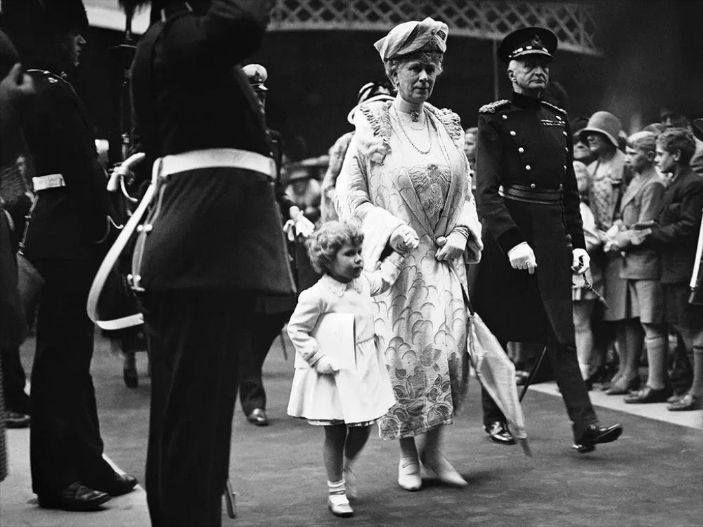 Fotos fascinantes de uma jovem rainha Elizabeth II entre 1930-1950 04