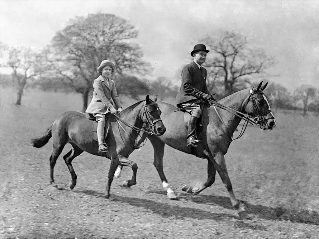 Fotos fascinantes de uma jovem rainha Elizabeth II entre 1930-1950 07