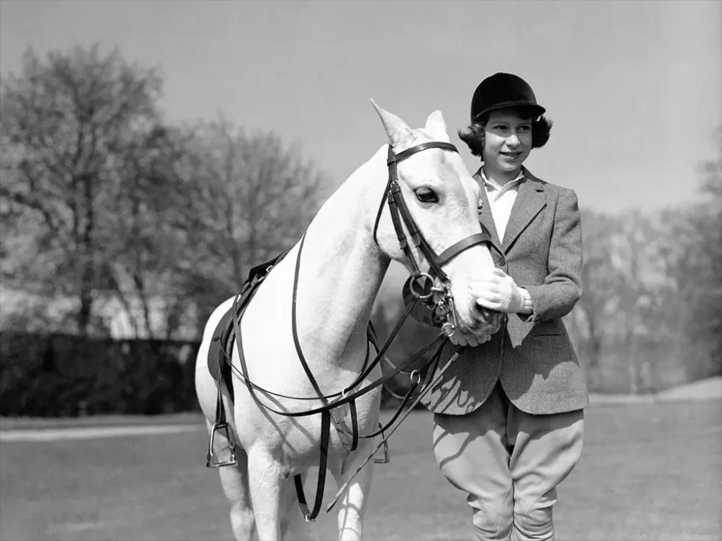 Fotos fascinantes de uma jovem rainha Elizabeth II entre 1930-1950 08