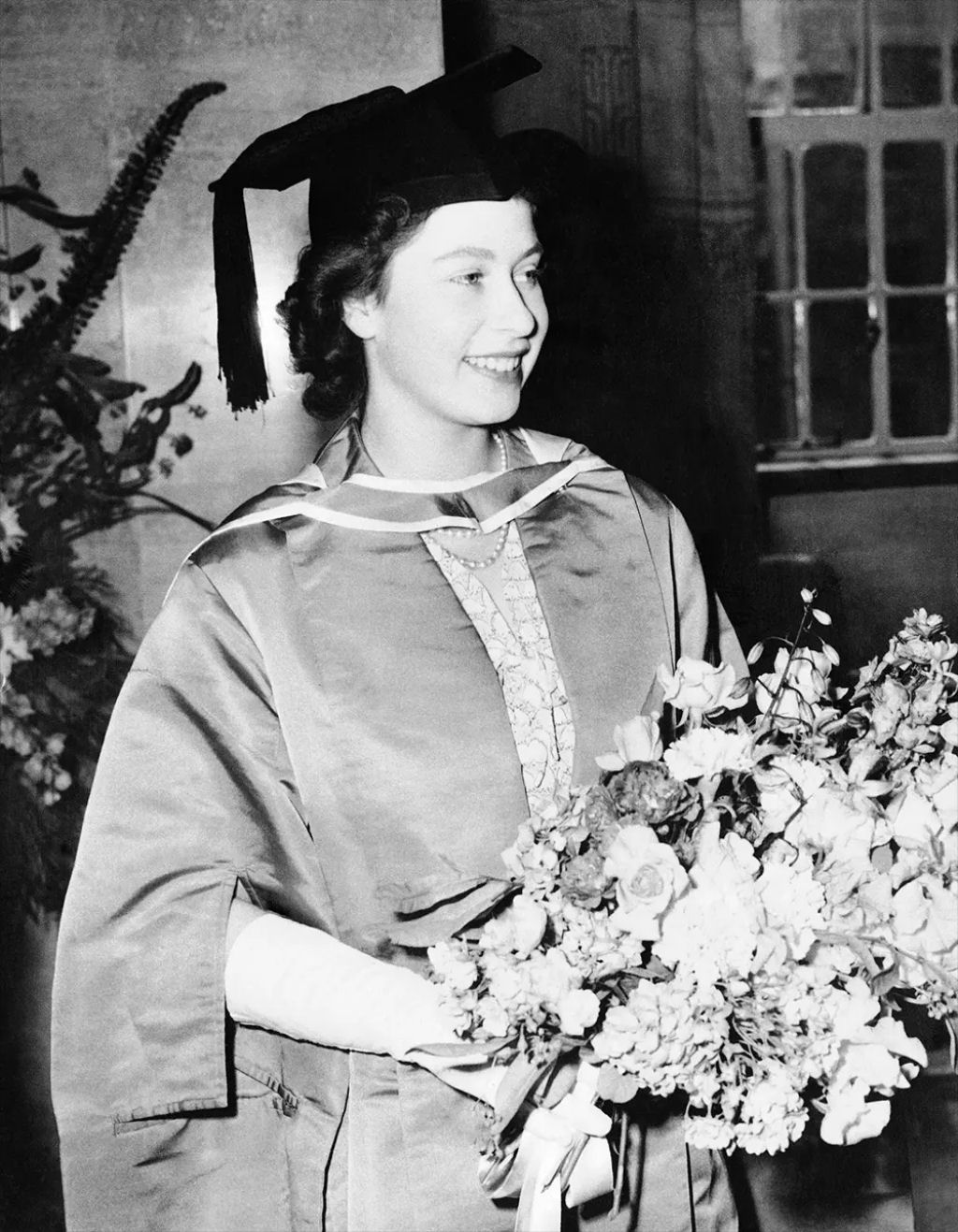 Fotos fascinantes de uma jovem rainha Elizabeth II entre 1930-1950 12