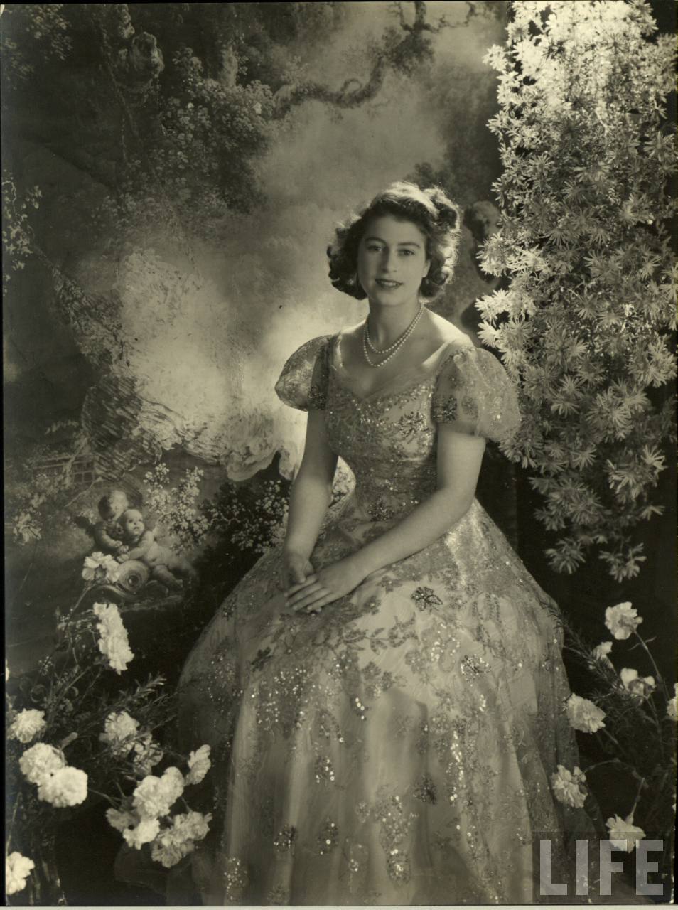 Fotos fascinantes de uma jovem rainha Elizabeth II entre 1930-1950 13