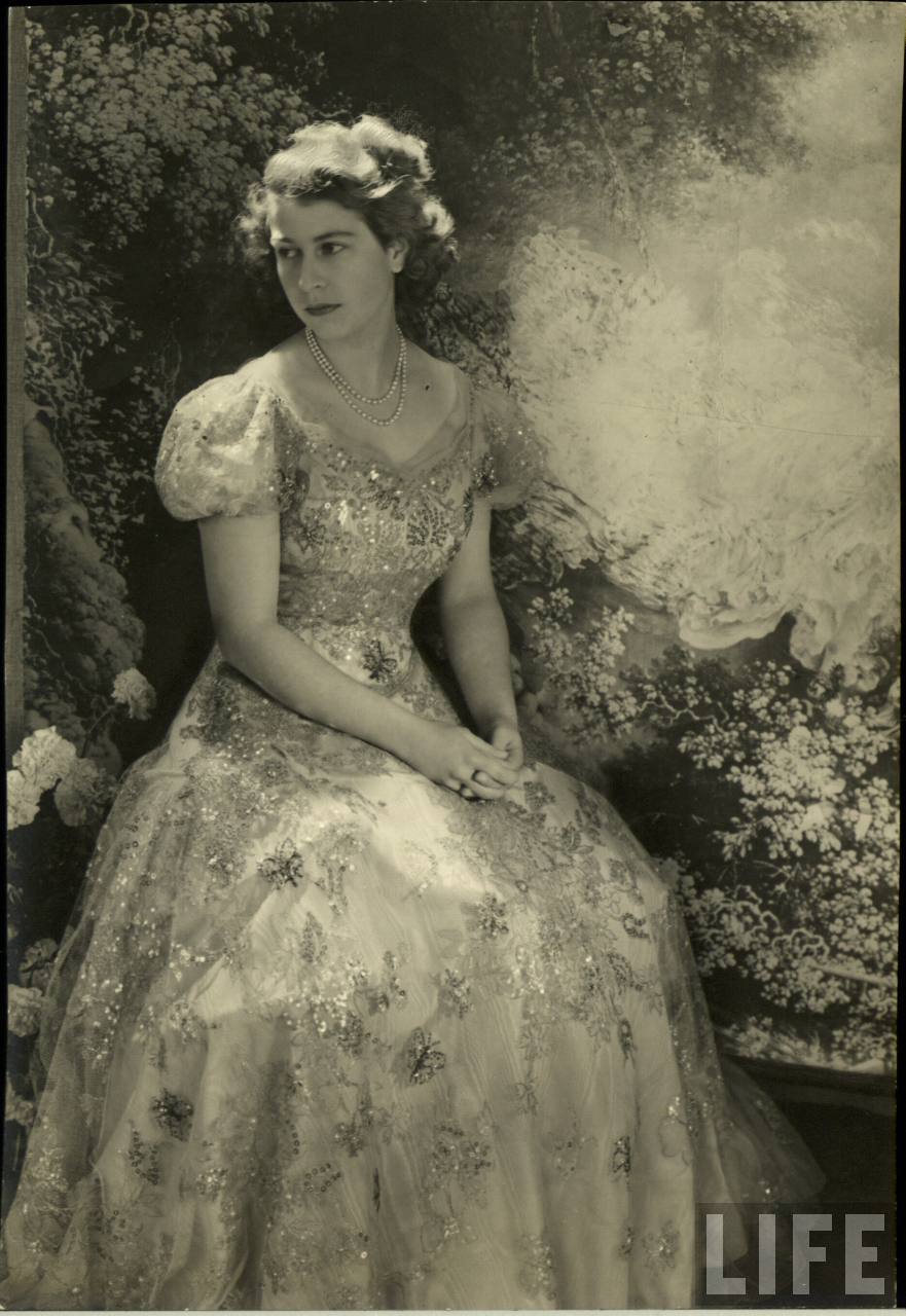 Fotos fascinantes de uma jovem rainha Elizabeth II entre 1930-1950 14