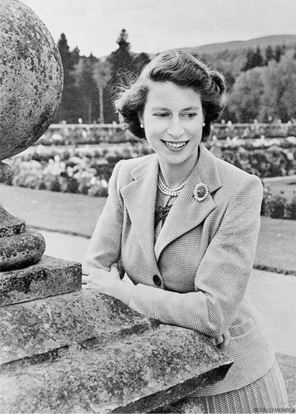 Fotos fascinantes de uma jovem rainha Elizabeth II entre 1930-1950 17
