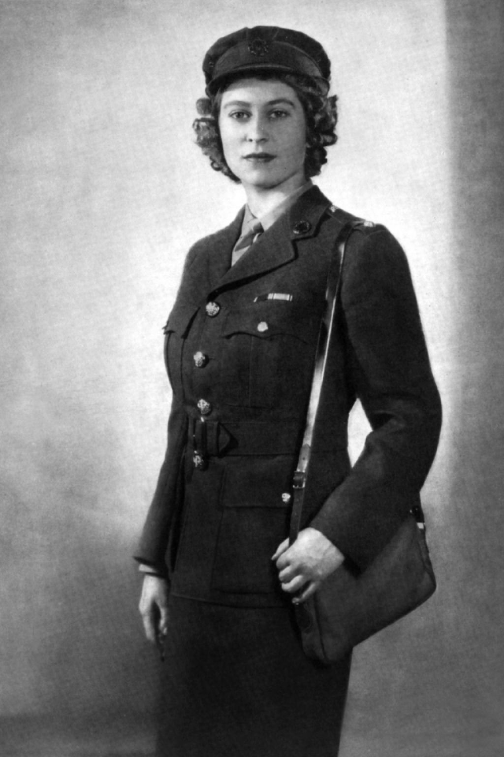 Fotos fascinantes de uma jovem rainha Elizabeth II entre 1930-1950 19