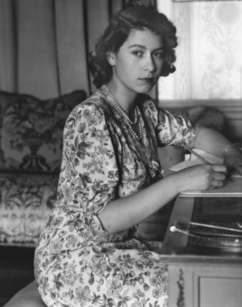 Fotos fascinantes de uma jovem rainha Elizabeth II entre 1930-1950 24