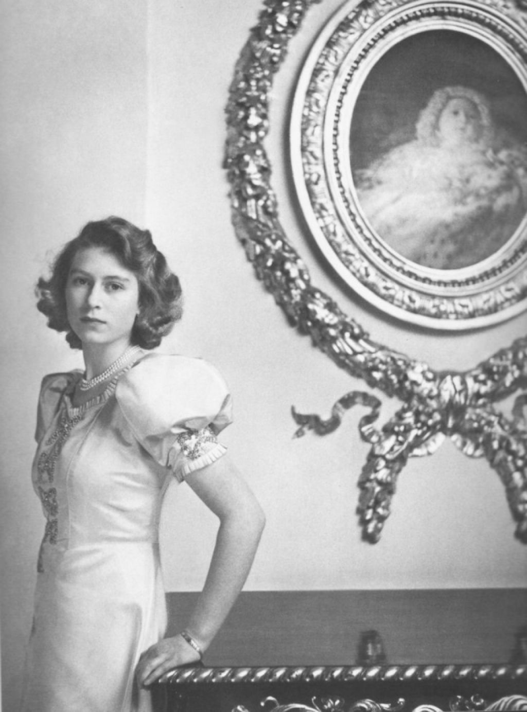 Fotos fascinantes de uma jovem rainha Elizabeth II entre 1930-1950 30