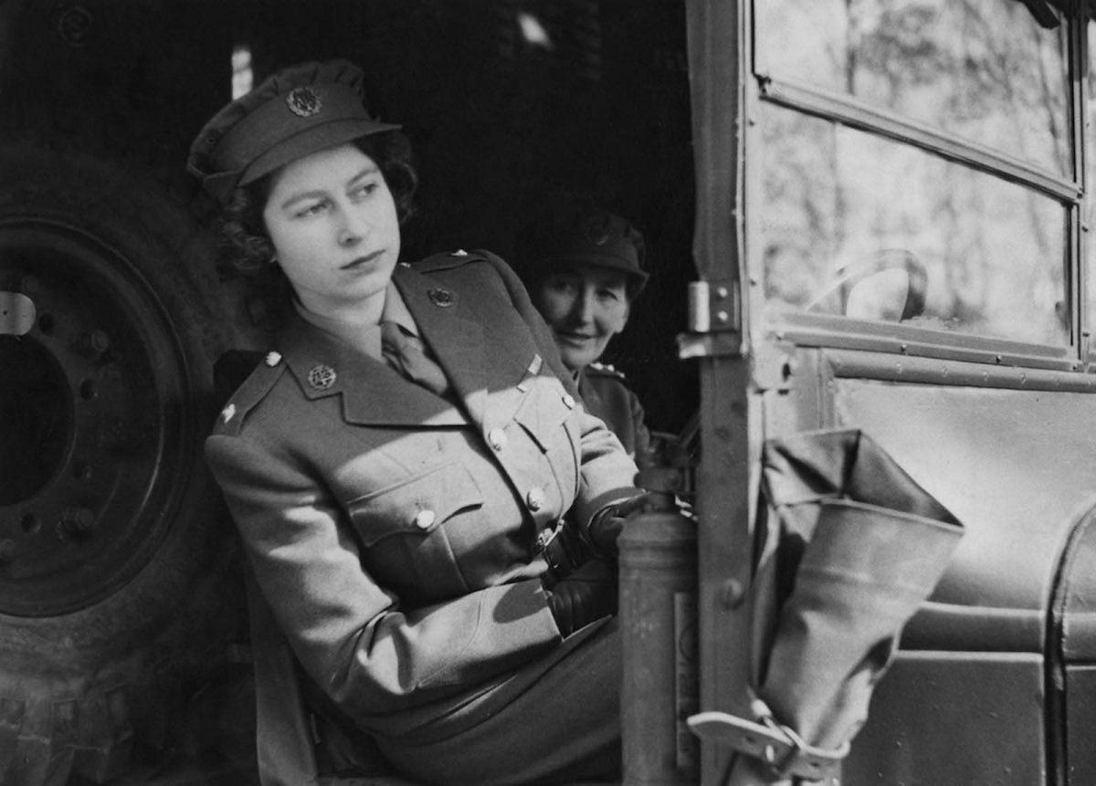 Fotos fascinantes de uma jovem rainha Elizabeth II entre 1930-1950 36