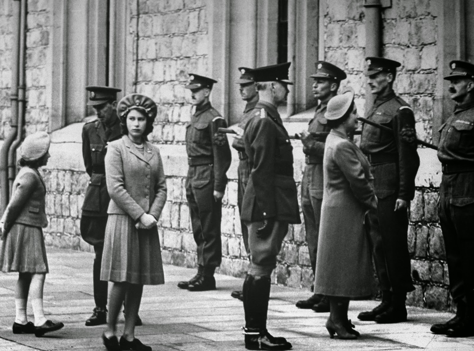 Fotos fascinantes de uma jovem rainha Elizabeth II entre 1930-1950 37
