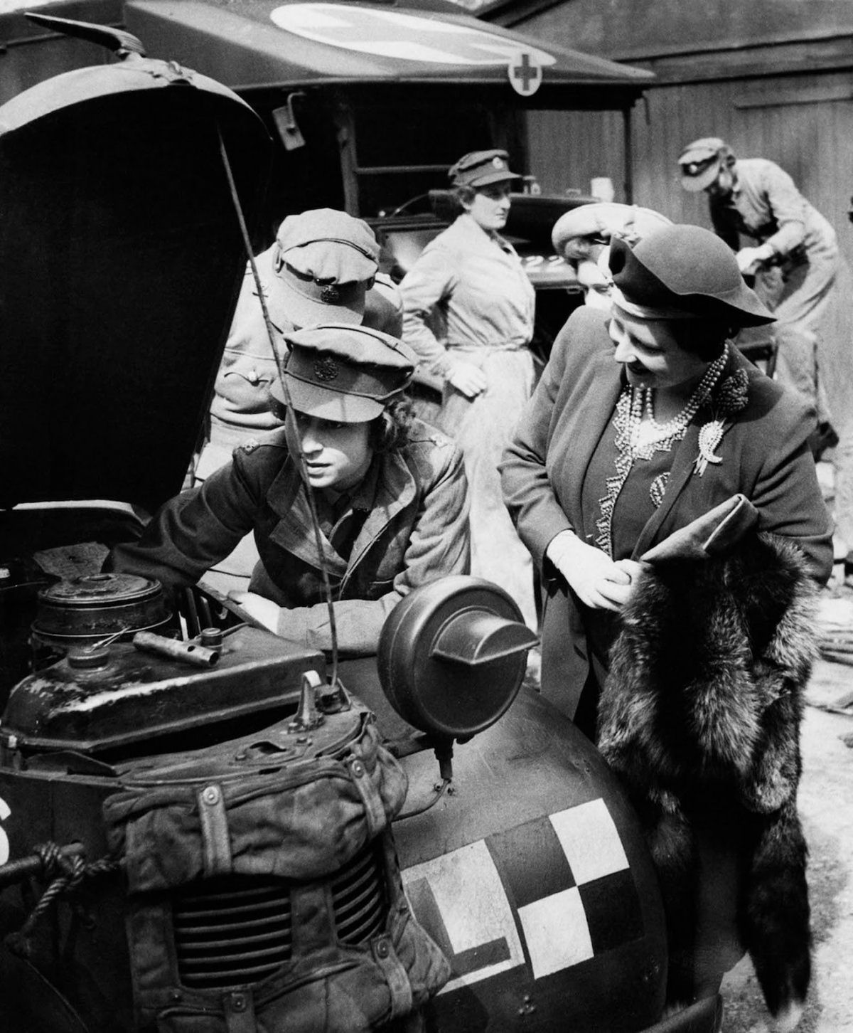 Quando a rainha Elizabeth foi mecânica e motorista de caminhões, na Segunda Guerra 02