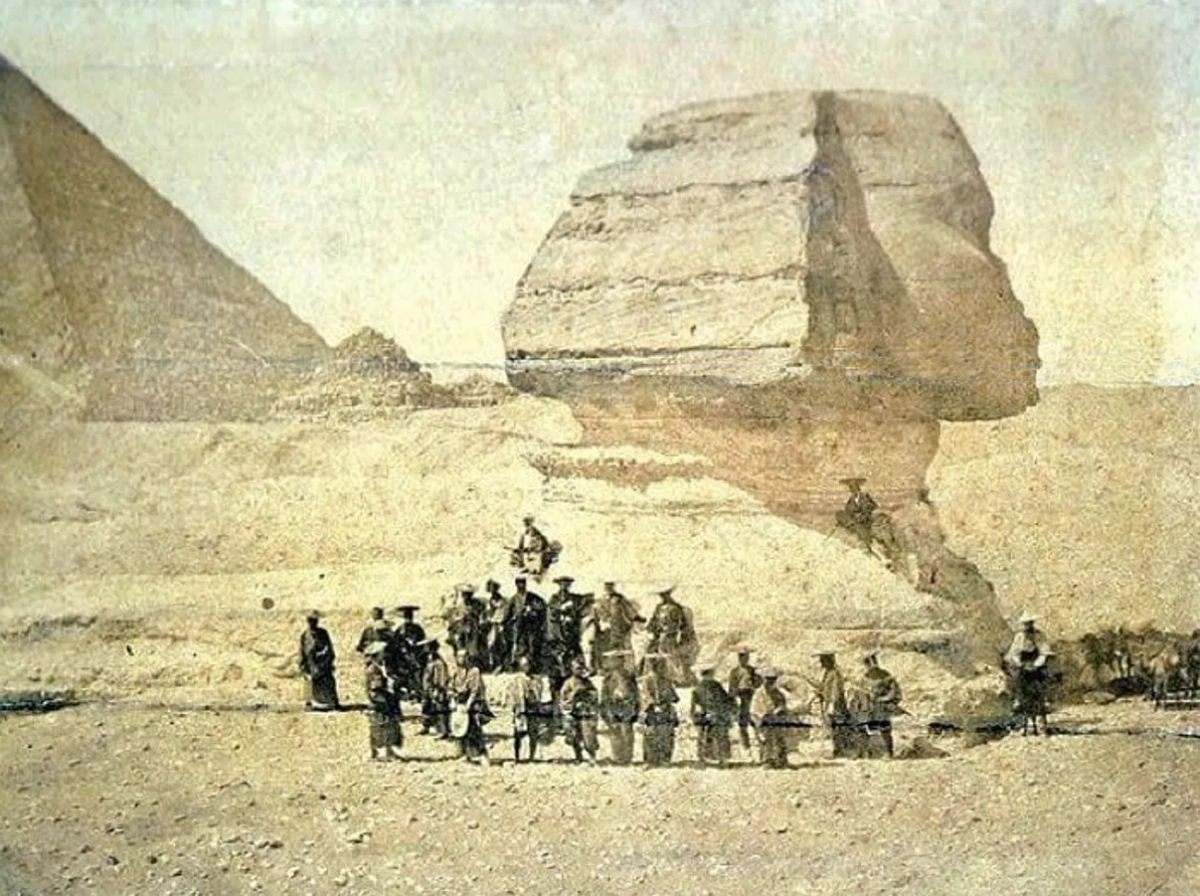 Foto de 1864 de um grupo de samurais em frente  Esfinge de Giz  completamente real