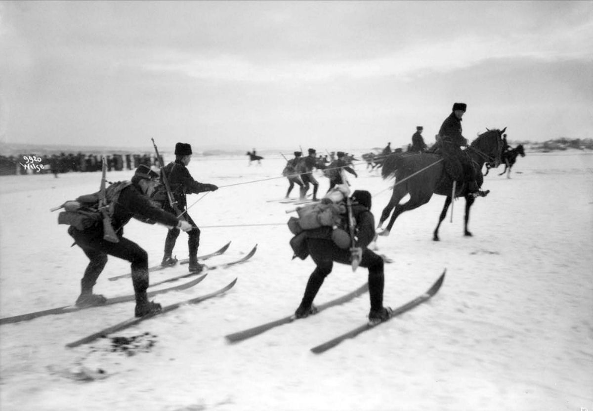 Fotos históricas mostram noruegueses esquiando à reboque de cavalos nos anos 1900 01