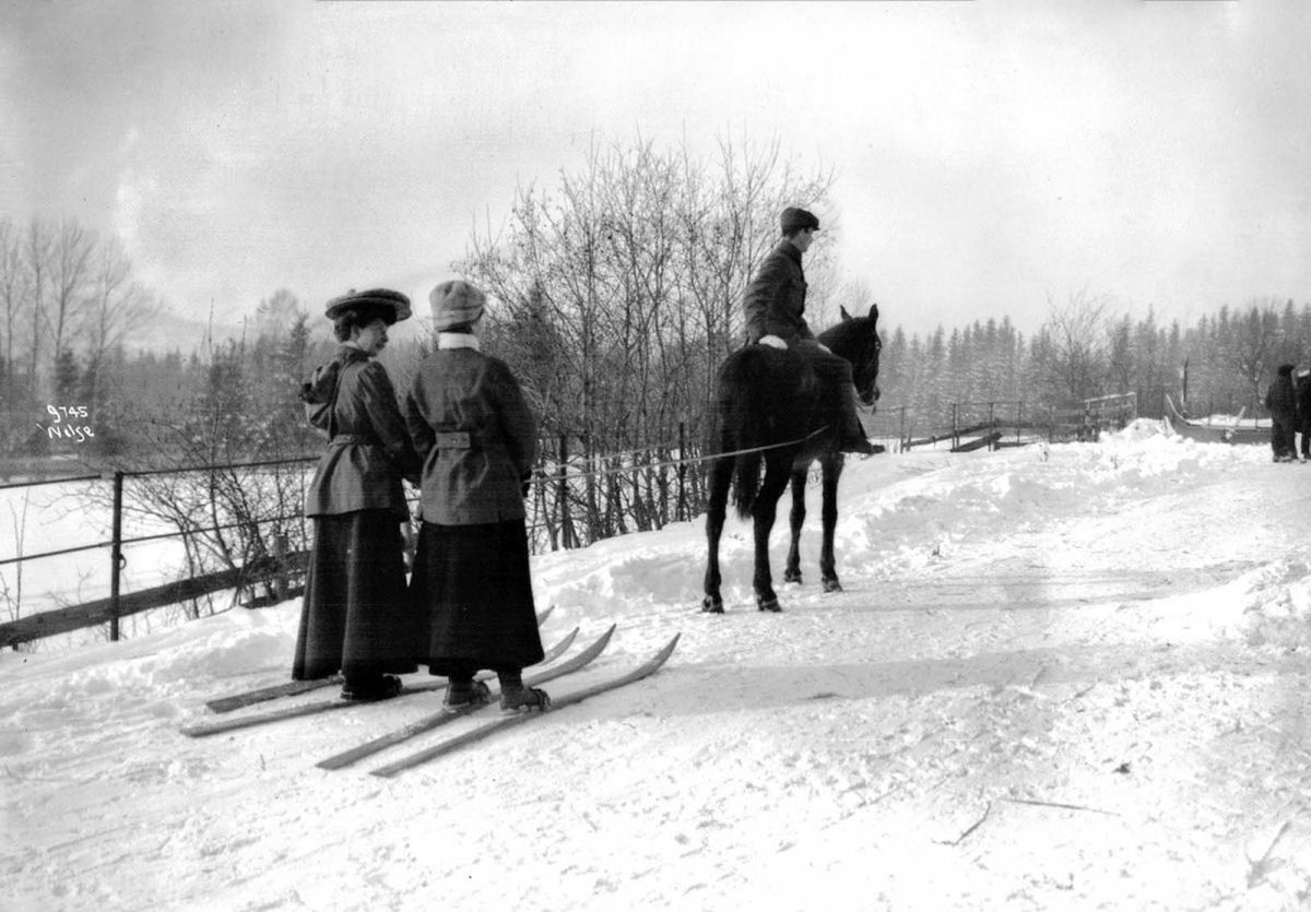 Fotos históricas mostram noruegueses esquiando à reboque de cavalos nos anos 1900 04