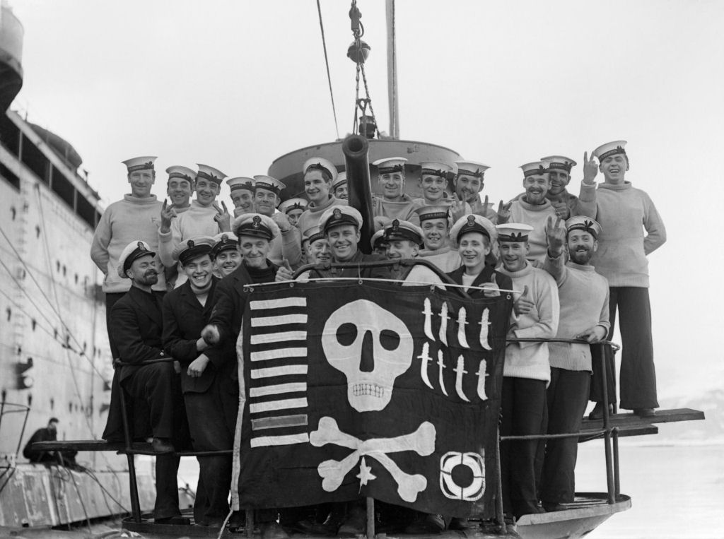 Por que alguns submarinos voltam ao porto com bandeiras piratas hasteadas?