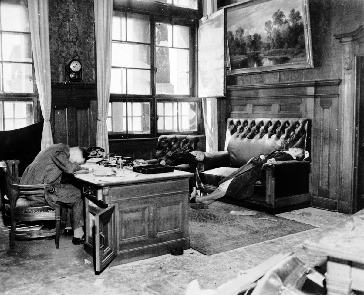 Ernst Kurt Lisso e sua famlia depois do suicdio por cianeto para evitar a captura pelas tropas aliadas, em 1945
