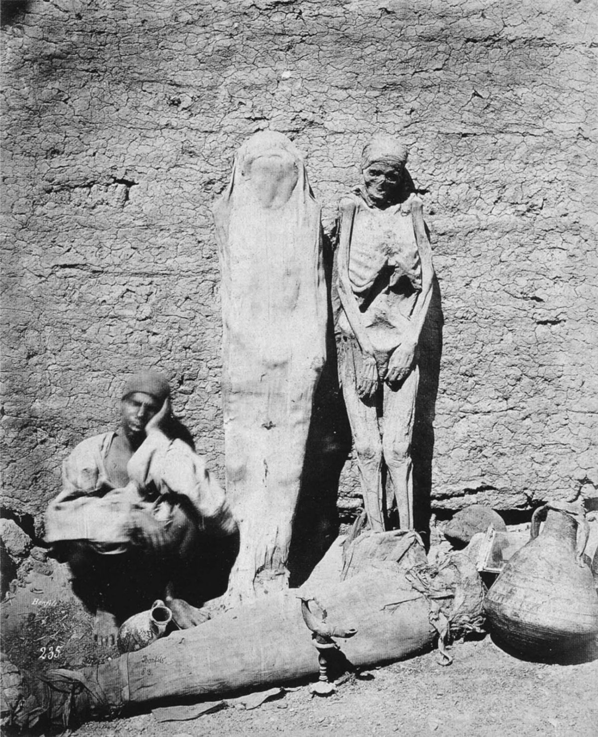 Mercador ambulante vendendo mmias no Egito, em 1865