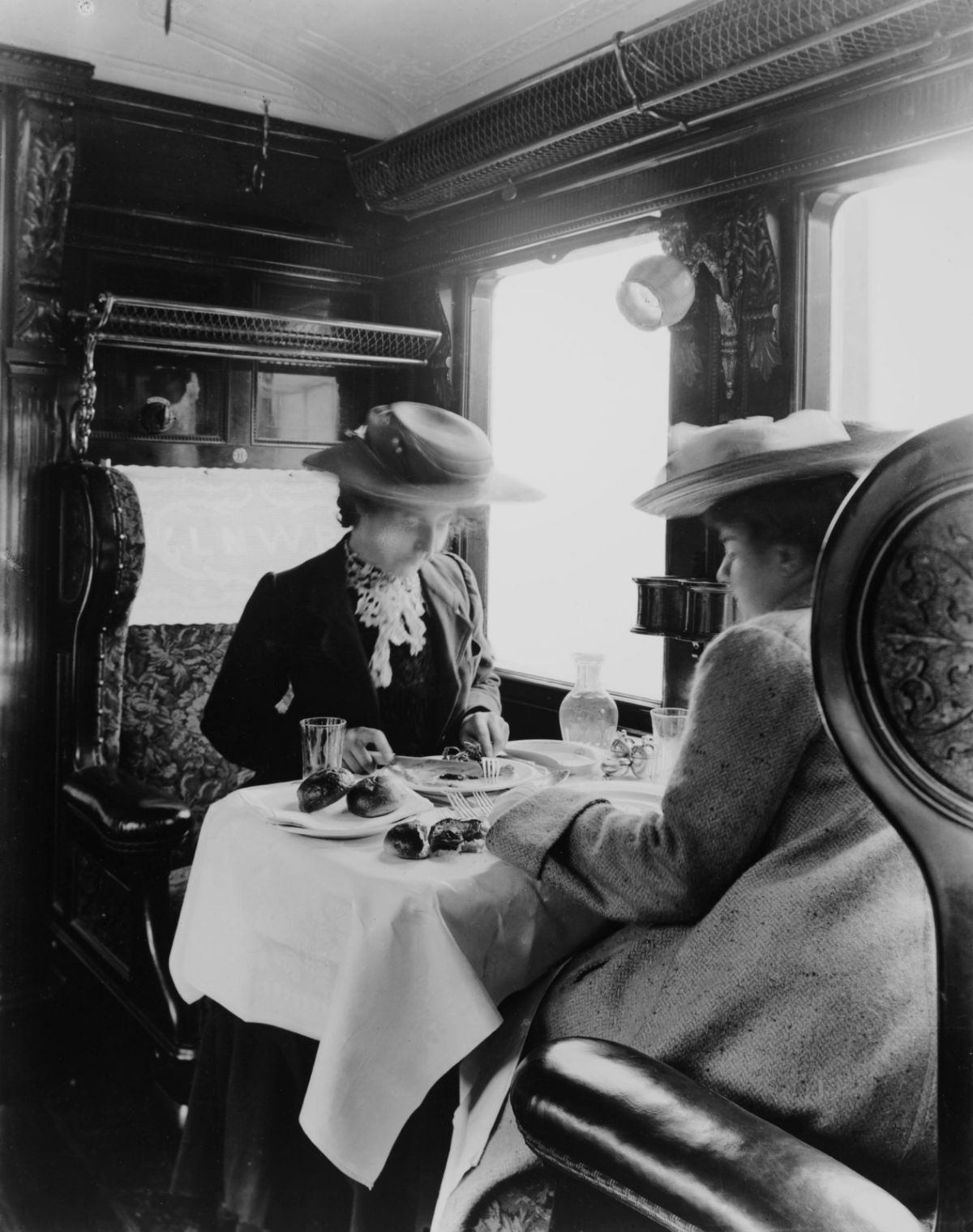 Fotos antigas mostram como eram glamorosas as viagens de trem entre 1900-1940 01