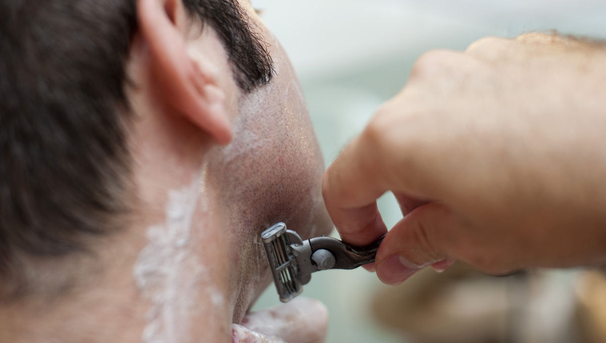 Por que os barbeadores descartáveis perdem o fio tão rápido?