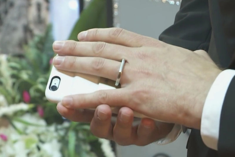 Homem se casa com seu smartphone em uma capela de Las Vegas