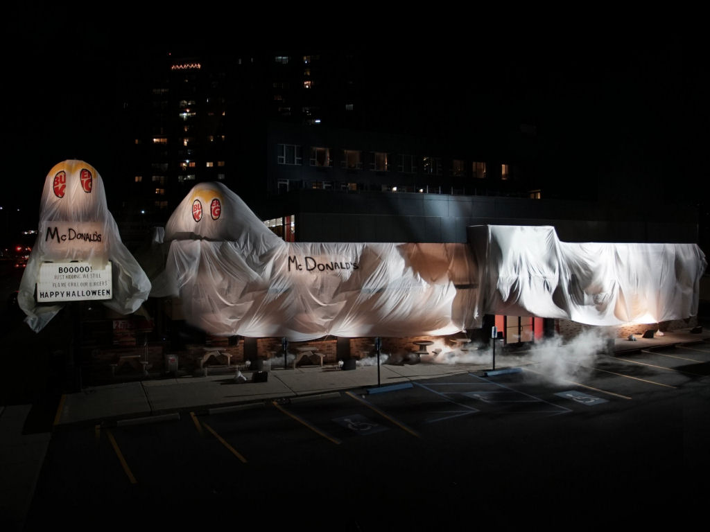 Loja do Burger King se fantasia de McDonald's no Halloween 02