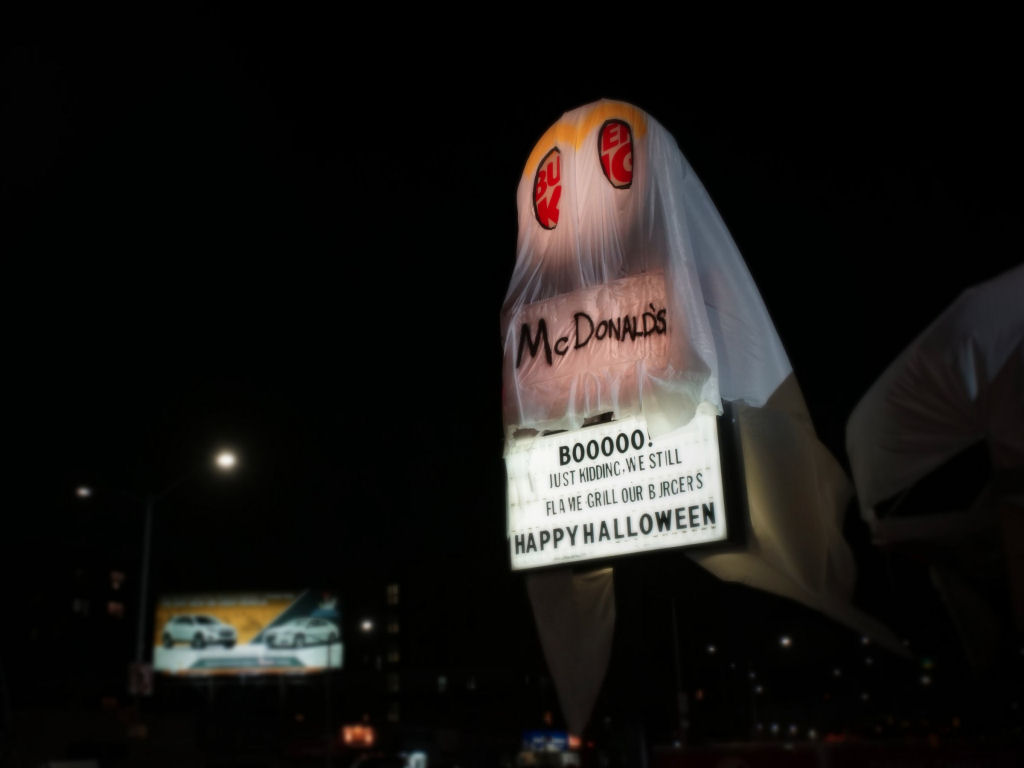 Loja do Burger King se fantasia de McDonald's no Halloween 03