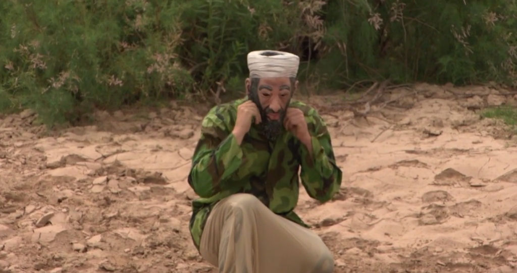 Jovem cruza fronteira entre Mxico e EUA vestido de bin Laden para provar que segurana  uma piada 