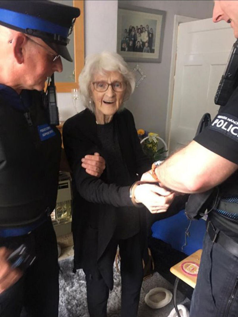 O maior desejo dessa vov de 93 anos era ser presa pelo menos uma vez 02