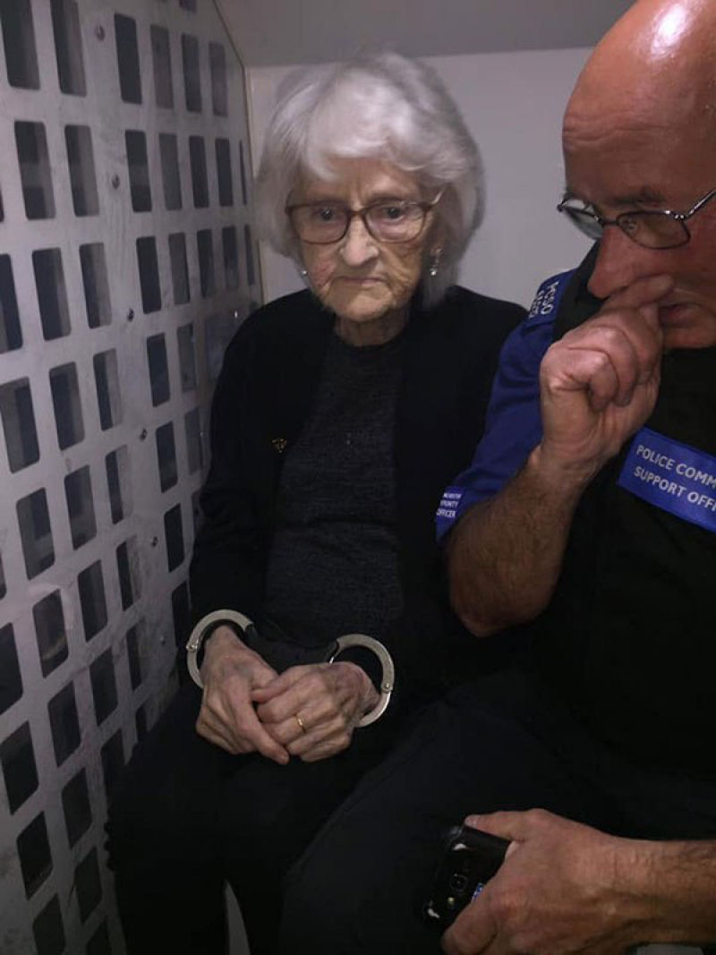 O maior desejo dessa vov de 93 anos era ser presa pelo menos uma vez 03