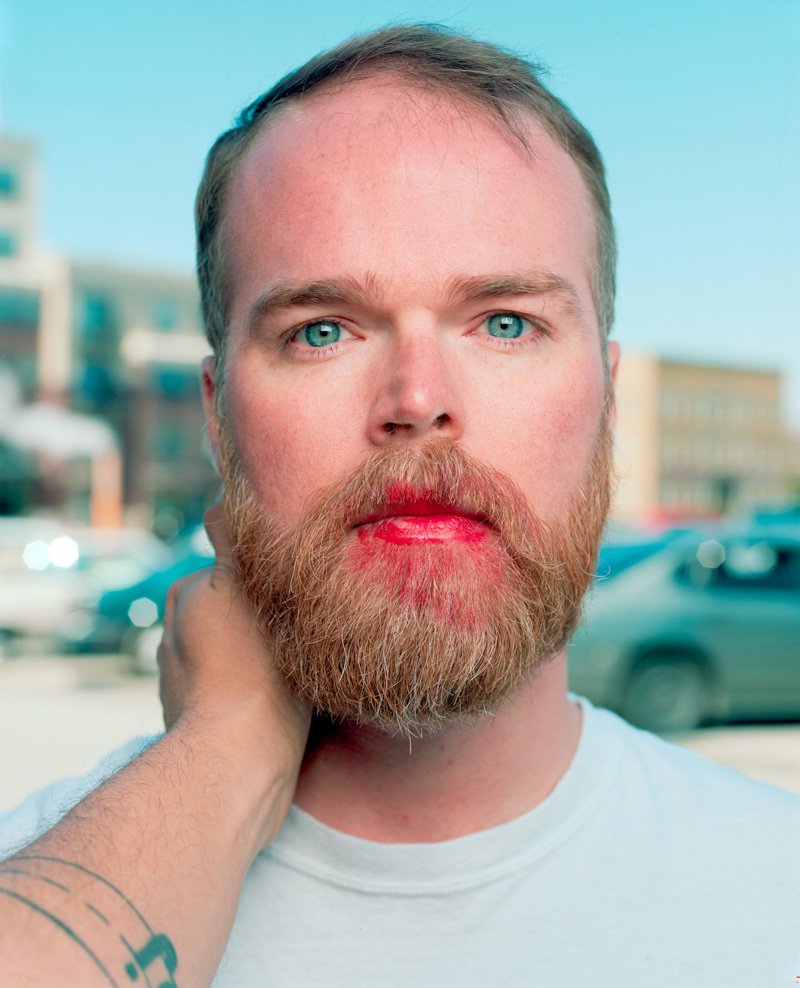 Este fotgrafo exagera no batom para beijar seus fotografados 12