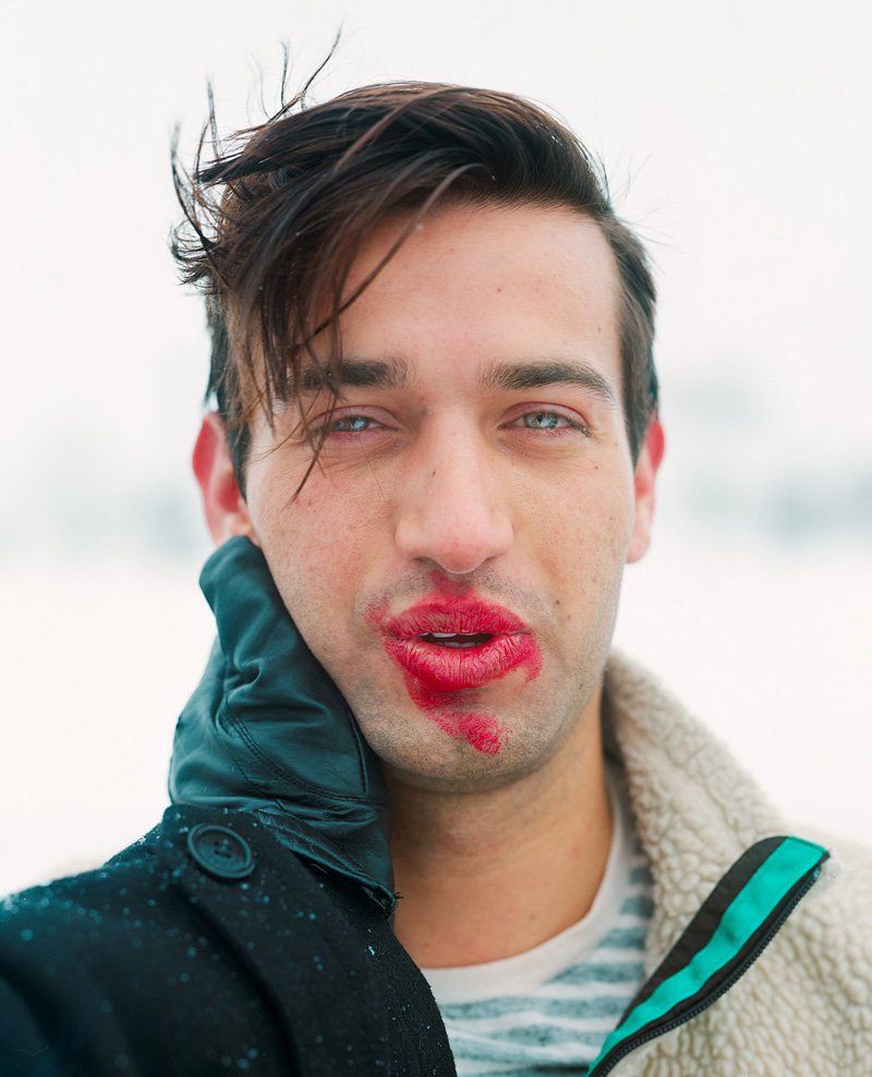 Este fotgrafo exagera no batom para beijar seus fotografados 13