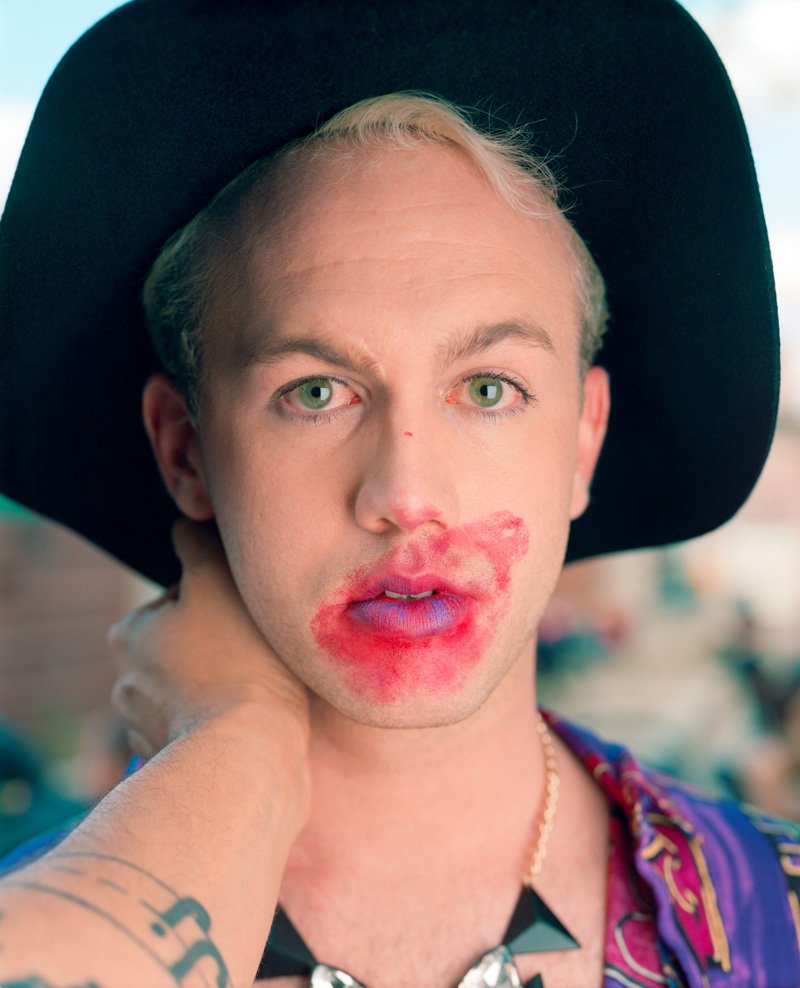 Este fotgrafo exagera no batom para beijar seus fotografados 16
